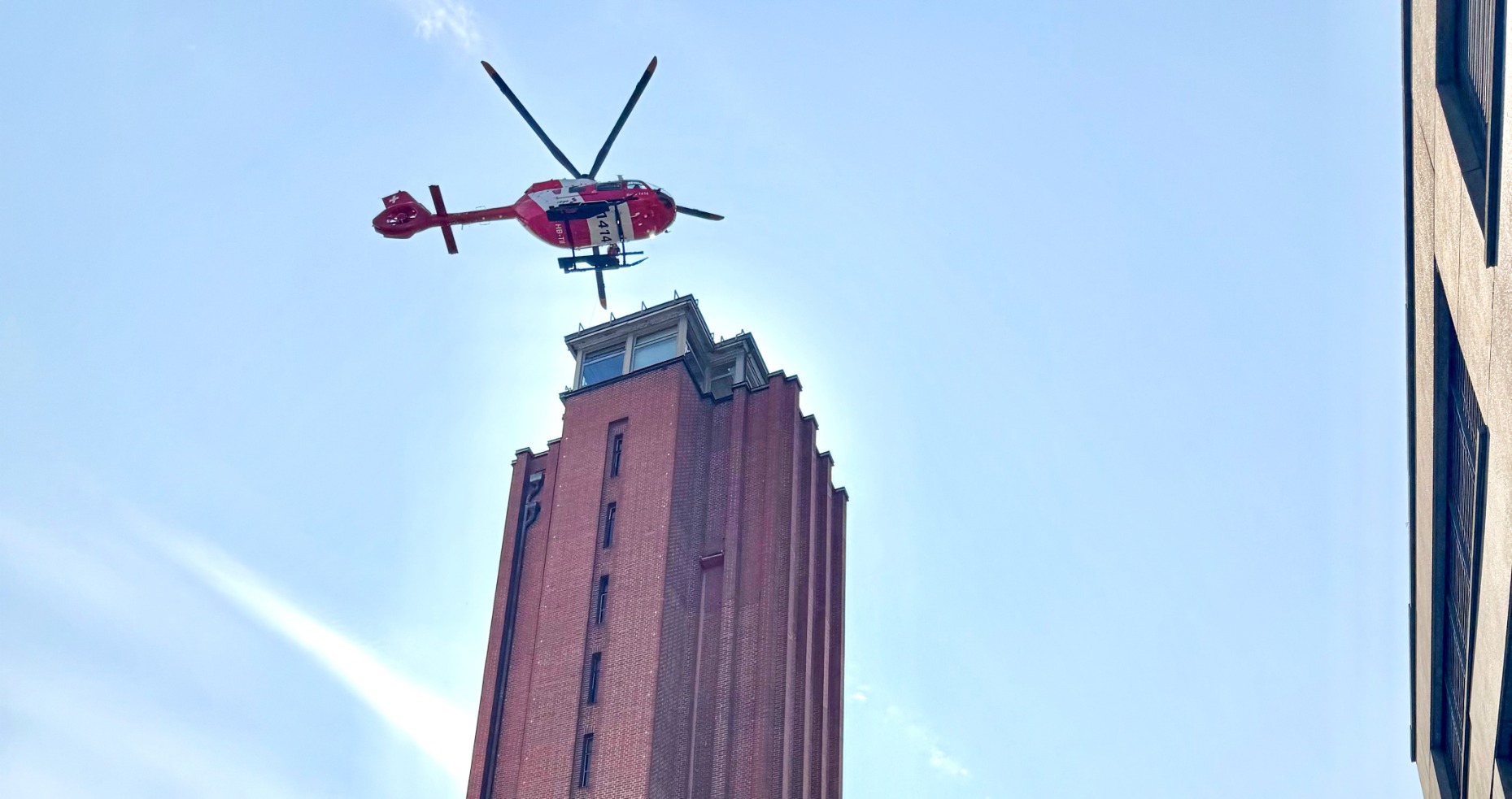 Rega-Einsatz mitten in der Stadt Basel: Windenrettung vom Warteckturm