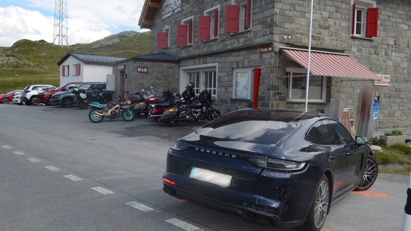 Unfall beim Bernina-Hospiz: 2 Personen bei Verkehrsunfall am Berninapaß verletzt