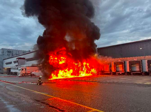 Neuendorf: Lastwagen an der Laderampe in Brand geraten