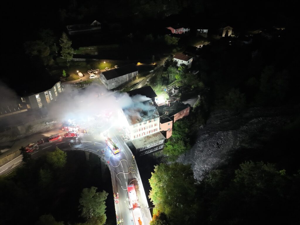 Nach dem Großbrand in Thusis im Gebäude des Restaurant Beverin werden 5 Personen vermißt (Foto: Kantonspolizei Graubünden)