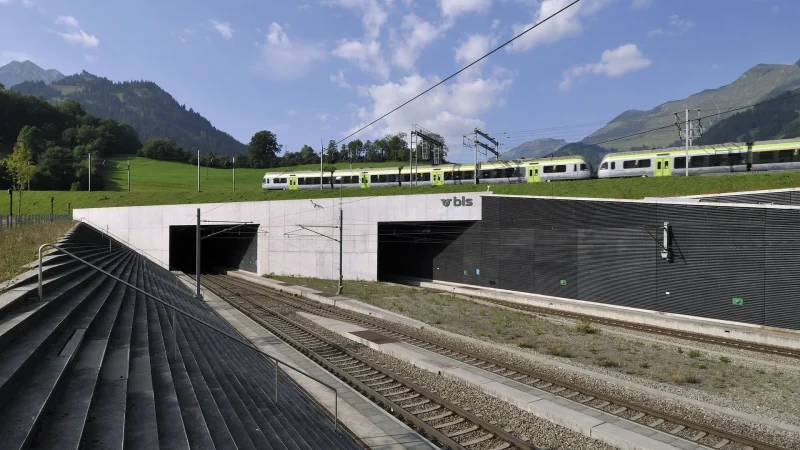 Unfall in Davos-Dorf auf der Promenade: Kollision zwischen Auto und Linienbus +++ Rega im Einsatz