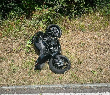 Mißlungenes Überholmanöver in Ramiswil: Motorradlenker bei Selbstunfall schwer verletzt