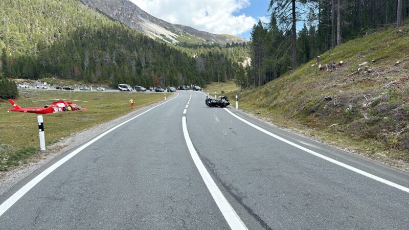 Unfall in Tschierv: Kollision zwischen Motorrad und Lastwagen