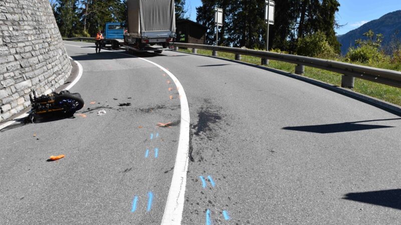 Unfall in Laax: Zwei Motorradfahrer bei Verkehrsunfall verletzt