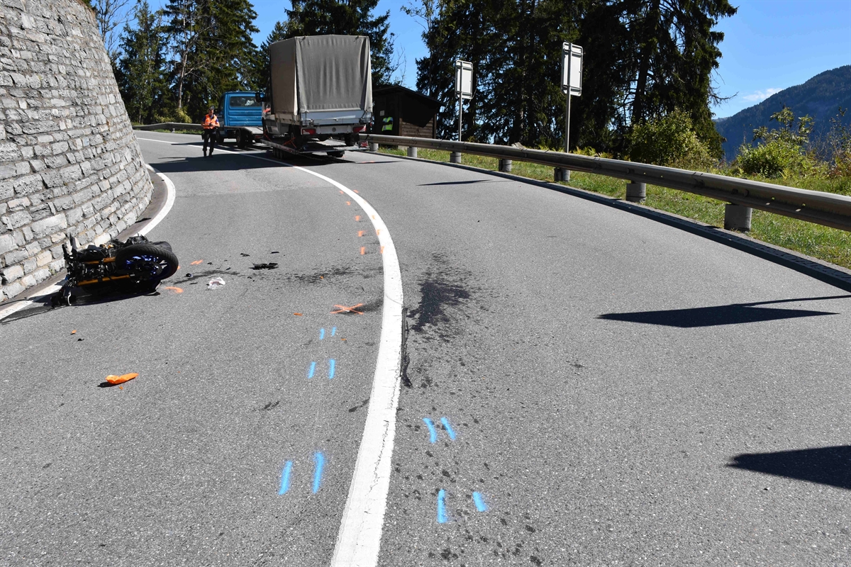 Unfall in Laax: Zwei Motorradfahrer bei Verkehrsunfall verletzt