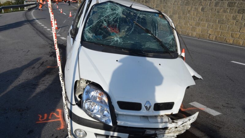 Unfall in Disentis: Verletzte auf der Oberalpstraße +++ Lenker mußte mit Brechwerkzeug befreit werden
