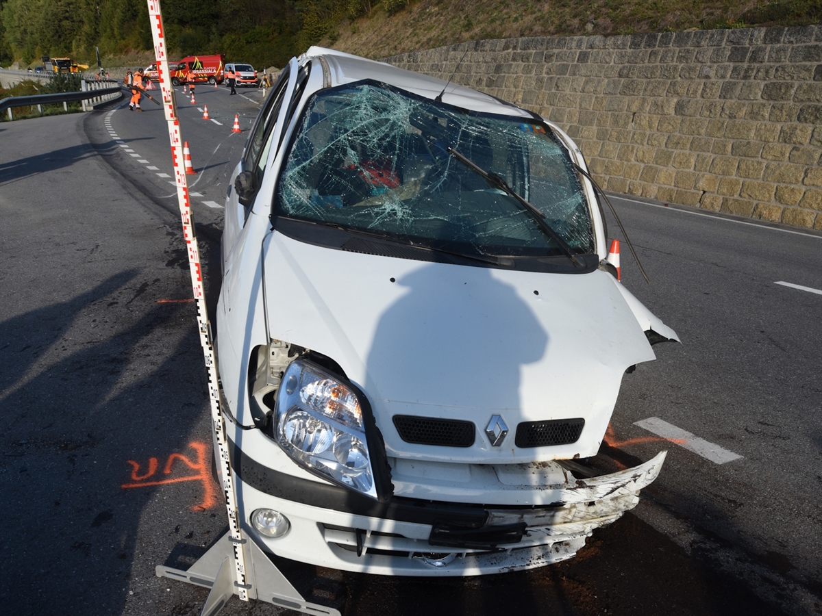 Unfall in Disentis: Verletzte auf der Oberalpstraße +++ Lenker mußte mit Brechwerkzeug befreit werden