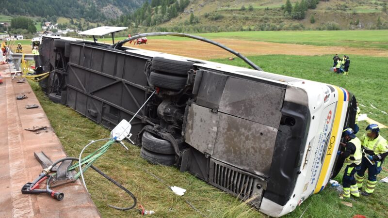 Schwerer Reisebus-Unfall in Susch: 5 Tote und 30 Verletzte