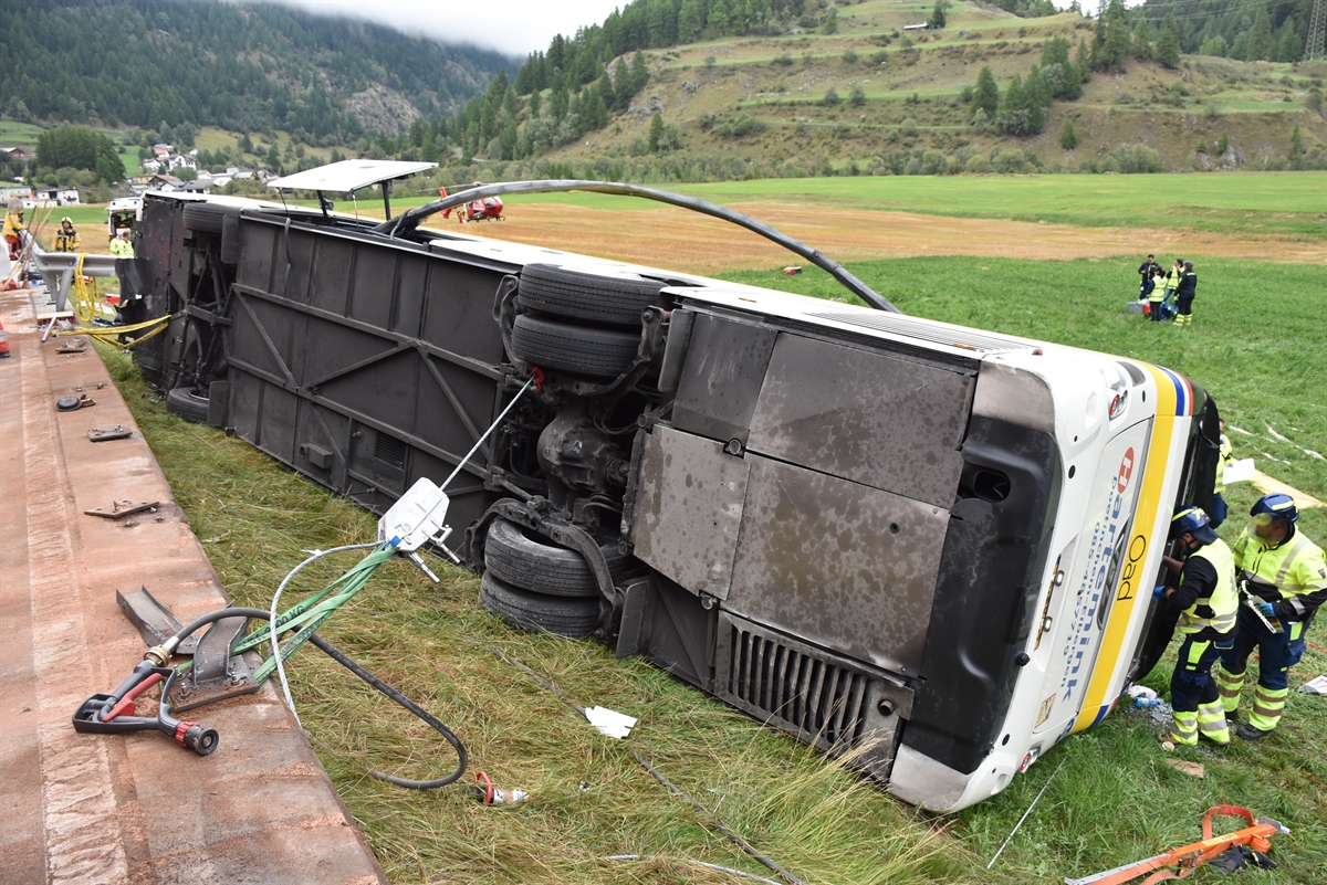 Schwerer Reisebus-Unfall in Susch: 5 Tote und 30 Verletzte