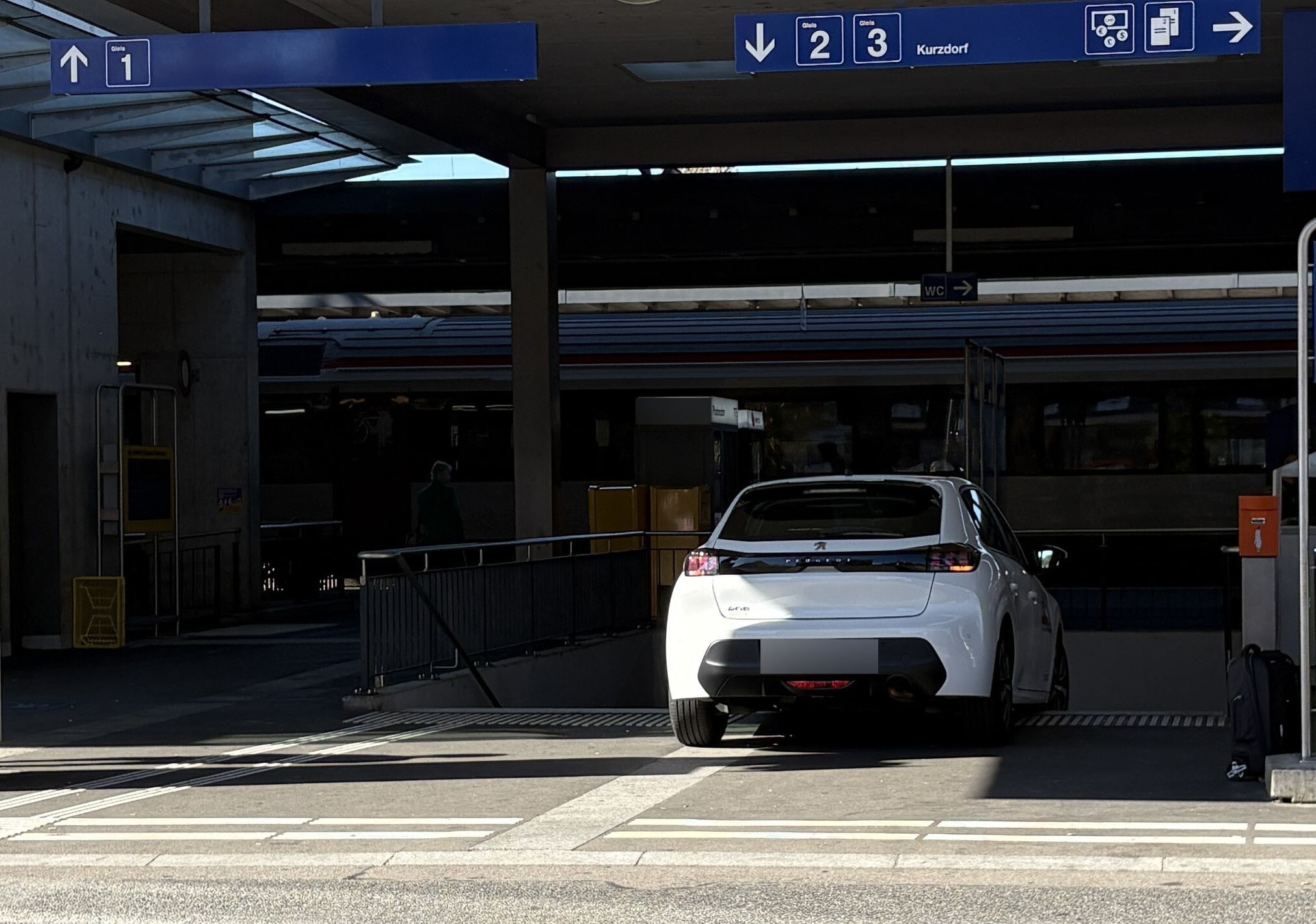 Frauenfeld: Mit dem Auto auf Bahnhofstreppe gefahren