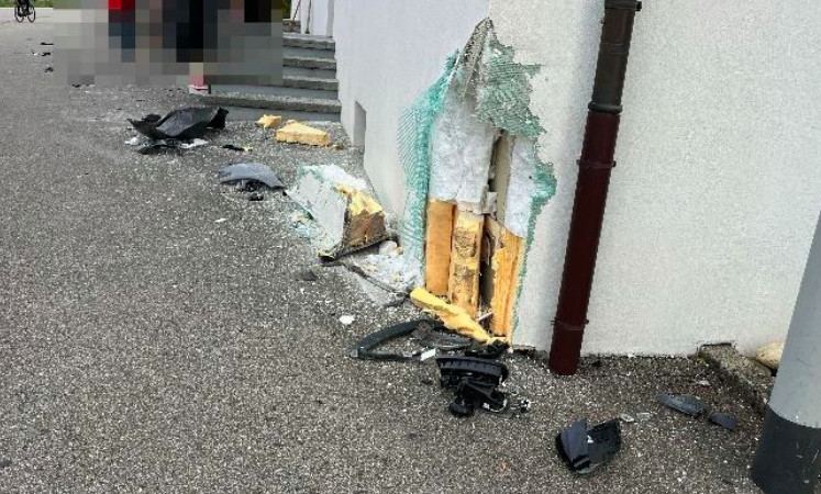 Rickenbach: Mann (75) prallt mit Auto in Hausfassade und flüchtet von der Unfallstelle