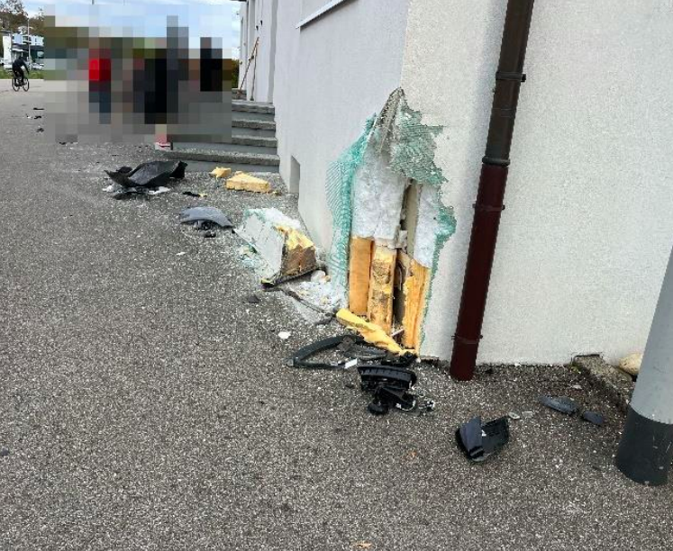 Rickenbach: Mann (75) prallt mit Auto in Hausfassade und flüchtet von der Unfallstelle
