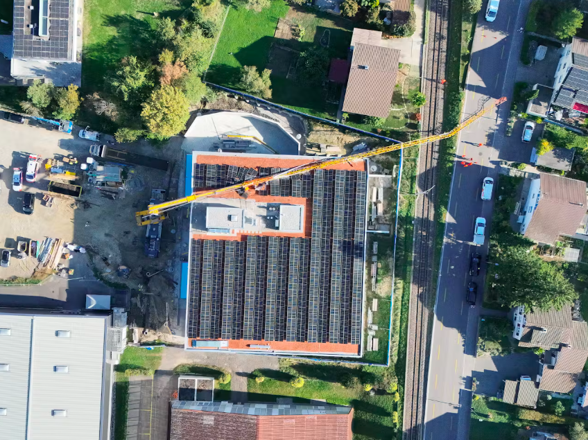 Ipsach: Arbeitskran eingeknickt – Bahnstrecke und Hauptstraße gesperrt
