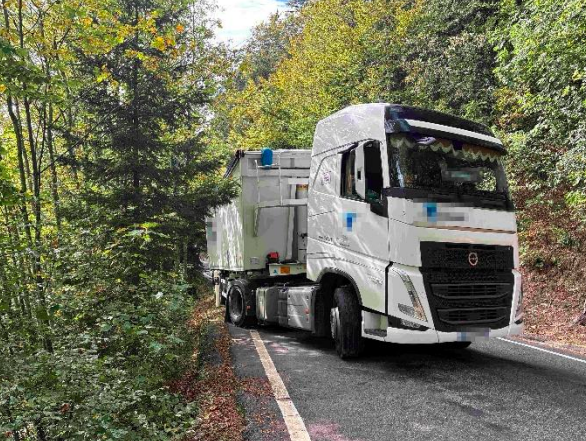 Oberdorf: Sattelmotorfahrzeug bleibt auf Weißensteinstraße stecken