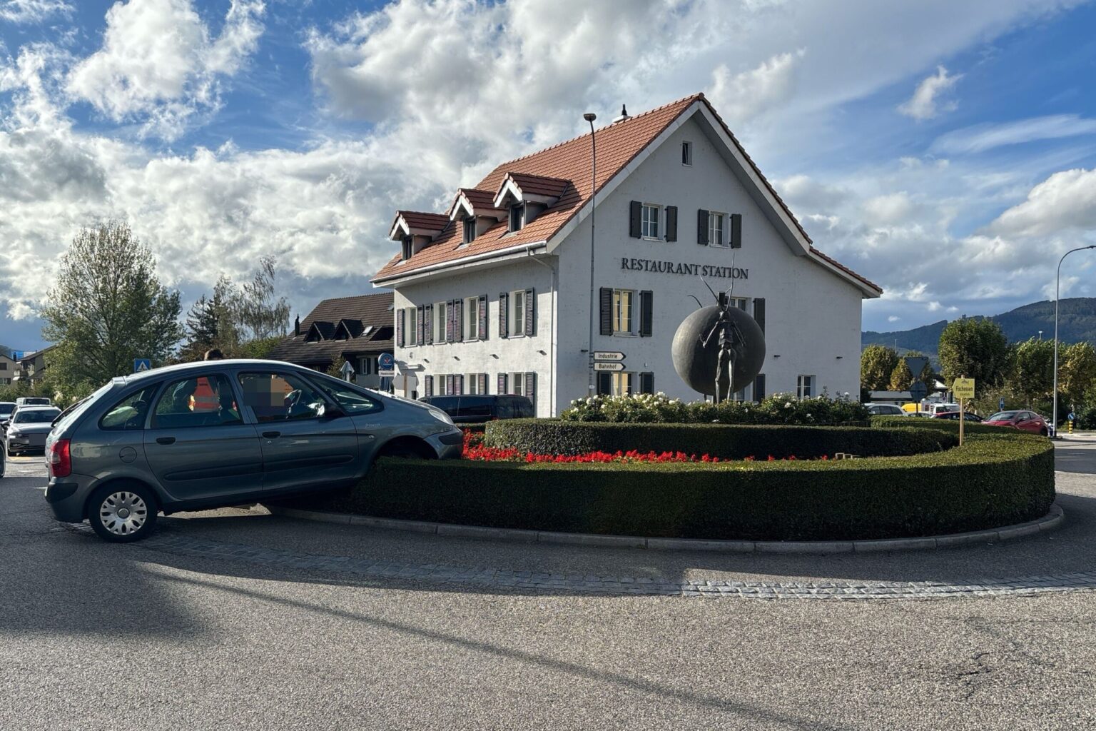 Unfall in Däniken Frau (83) verliert Kontrolle über ihr Auto +++ Einen Führerausweis besaß sie nicht